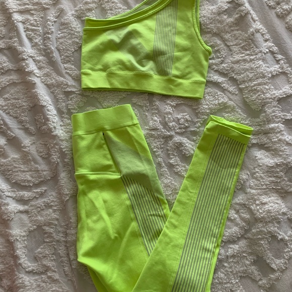 Fabletics Neon Set - Picture 8 of 10